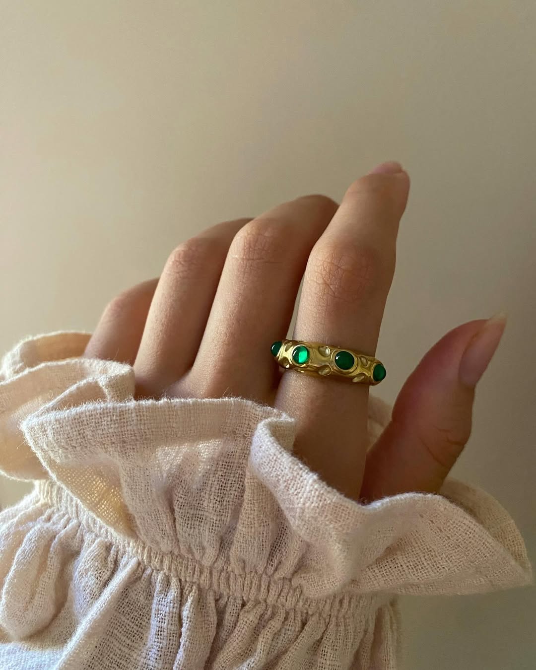 Emerald gums ring